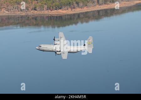 Un Super Hercules C-130J affecté au Escadron de transport aérien 62nd survole l'Arkansas au cours d'une mission d'entraînement, le 21 novembre 2022. Le 62nd AS offre une formation avancée aux pilotes et aux maîtres de charges C-130 pour les opérations de transport aérien et de chute d'air de combat. (É.-U. Photo de la Force aérienne par Tech. Le sergent Dana J. cale) Banque D'Images