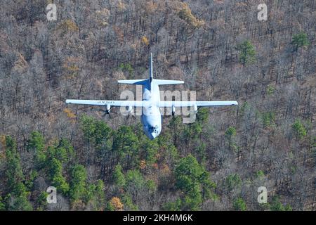 Un Super Hercules C-130J affecté au Escadron de transport aérien 62nd survole l'Arkansas au cours d'une mission d'entraînement, le 21 novembre 2022. Le 62nd AS offre une formation avancée aux pilotes et aux maîtres de charges C-130 pour les opérations de transport aérien et de chute d'air de combat. (É.-U. Photo de la Force aérienne par Tech. Le sergent Dana J. cale) Banque D'Images