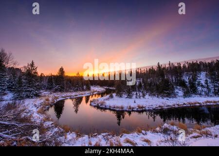 L'aube d'hiver à Junction Creek, Grand Sudbury, Ontario, Canada Banque D'Images