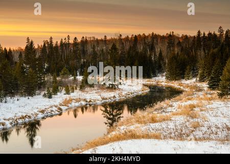 L'aube d'hiver à Junction Creek, Grand Sudbury, Ontario, Canada Banque D'Images