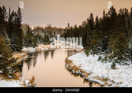 L'aube d'hiver à Junction Creek, Grand Sudbury, Ontario, Canada Banque D'Images