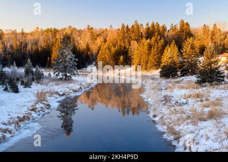 L'aube d'hiver à Junction Creek, Grand Sudbury, Ontario, Canada Banque D'Images