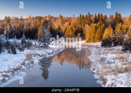 L'aube d'hiver à Junction Creek, Grand Sudbury, Ontario, Canada Banque D'Images