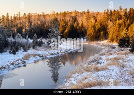 L'aube d'hiver à Junction Creek, Grand Sudbury, Ontario, Canada Banque D'Images