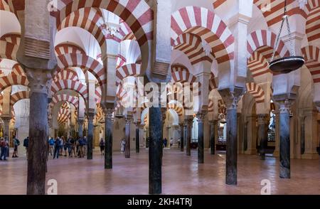 Piliers à deux niveaux dans le hall hypostyle de la Mosquée-cathédrale de Cordoue, Andalousie, Espagne Banque D'Images