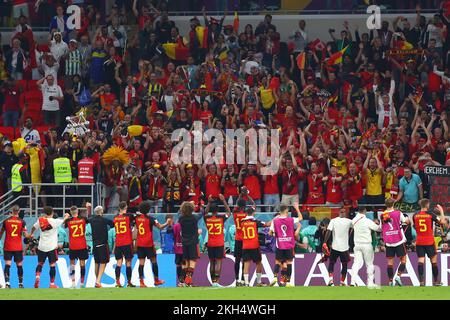 Doha, Qatar. Al Rajjan, Qatar. 23rd novembre 2022. Football, Qatar 2022 coupe du monde, Belgique - Canada, ronde préliminaire, Groupe F, Journée 1 au stade Ahmad bin Ali à Al-Rajjan, les joueurs belges célèbrent avec les fans après le match. Credit: Tom Weller/dpa/Alay Live News Credit: dpa Picture Alliance/Alay Live News Banque D'Images