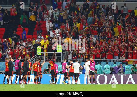 Doha, Qatar. Al Rajjan, Qatar. 23rd novembre 2022. Football, Qatar 2022 coupe du monde, Belgique - Canada, ronde préliminaire, Groupe F, Journée 1 au stade Ahmad bin Ali à Al-Rajjan, les joueurs belges célèbrent avec les fans après le match. Credit: Tom Weller/dpa/Alay Live News Credit: dpa Picture Alliance/Alay Live News Banque D'Images