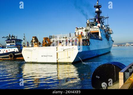 Des États-Unis Coast Guard Cutter Stratton (WMSL 752) se préparer à se moder alors que le Stratton est retourné à homeport sur la base Alameda, en Californie, le 23 novembre 2022. Stratton est un dispositif de sécurité nationale de 418 pieds capable d'un déploiement mondial étendu à l'appui des missions de sécurité et de défense du pays et effectue régulièrement des opérations de l'Amérique du Sud à l'Arctique. (É.-U. Photo de la Garde côtière par Petty Officer 2nd classe Justin Upshaw). Banque D'Images