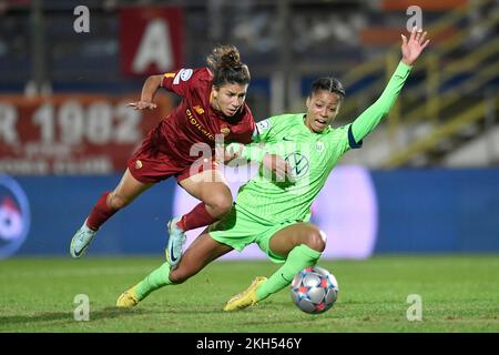 Latina, Italie. 23rd novembre 2022. Sveindi Jane Jonsdottir de VFL Wolfsburg et Elisa Bartoli d'AS Roma lors du match de football féminin de la Ligue des champions de l'UEFA entre AS Roma et de VFL Wolfsburg au stade Domenico Francioni à Latina (Italie), 23 novembre 2022. Photo Andrea Staccioli/Insidefoto crédit: Insidefoto di andrea staccioli/Alamy Live News Banque D'Images