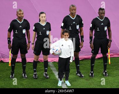 Al Rayyan, Qatar. 23rd novembre 2022. Les officiels du match sont vus avant le match du Groupe F entre la Belgique et le Canada à la coupe du monde de la FIFA 2022 au stade Ahmad Bin Ali à Al Rayyan, Qatar, le 23 novembre 2022. Credit: Xu Zijian/Xinhua/Alamy Live News Banque D'Images