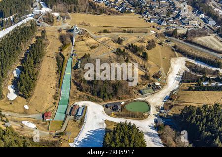 Vue aérienne, St. George saut à ski avec piste de neige et piste de luge d'été SchanzenWirbel, Winterberg, pays aigre, Rhénanie-du-Nord-Westphalie, Allemagne, DE, E Banque D'Images