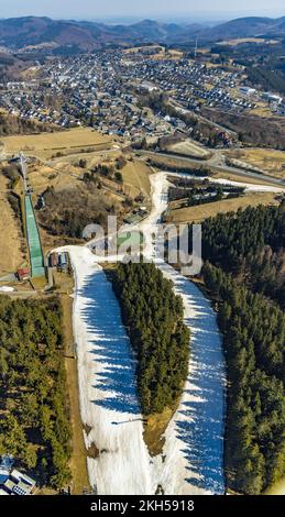 Vue aérienne, St. George saut à ski avec piste de neige et piste de luge d'été SchanzenWirbel, Winterberg, pays aigre, Rhénanie-du-Nord-Westphalie, Allemagne, DE, E Banque D'Images