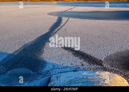 Modèles de glace et de givre sur le lac Kelly, Grand Sudbury, Ontario, Canada Banque D'Images