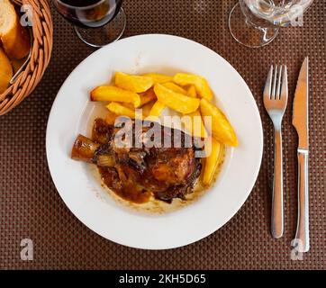 Jarret de porc rôti avec garniture végétale de pommes de terre frites Banque D'Images