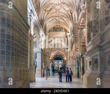 Gens dans la Mosquée-cathédrale, Cordoue, Andalousie, Espagne Banque D'Images