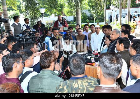 Jaipur, Rajasthan, Inde. 23rd novembre 2022. Le ministre en chef du Rajasthan, Ashok Gehlot, prend la parole lors d'une conférence de presse après la réunion du comité de coordination au niveau de l'État sur le parti 'Bharat Jodo Yatra', au bureau de la RPCC à Jaipur. (Credit image: © Sumit Saraswat/Pacific Press via ZUMA Press Wire) Credit: ZUMA Press, Inc./Alamy Live News Banque D'Images