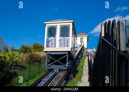 Cliff Lift, Southend on Sea, Essex, par une journée ensoleillée. Funiculaire historique, restauré et en service de transport de passagers en haut des falaises Banque D'Images