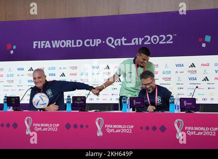 Doha, Qatar. 23rd novembre 2022. Tite (L), entraîneur en chef du Brésil, et Thiago Silva (C), participent à une conférence de presse un jour avant le match du groupe G entre le Brésil et la Serbie lors de la coupe du monde de la FIFA 2022 au Qatar, à Doha, au Qatar, le 23 novembre 2022. Credit: Li Gang/Xinhua/Alay Live News Banque D'Images