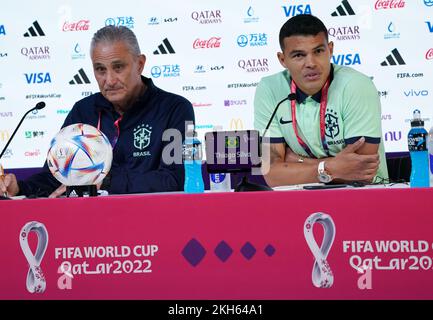 Doha, Qatar. 23rd novembre 2022. Tite (L), entraîneur en chef du Brésil, et Thiago Silva, assistent à une conférence de presse un jour avant le match du groupe G entre le Brésil et la Serbie lors de la coupe du monde de la FIFA 2022 au Qatar, à Doha, au Qatar, le 23 novembre 2022. Credit: Li Gang/Xinhua/Alay Live News Banque D'Images