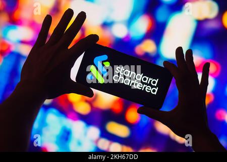 Brésil. 23rd novembre 2022. Dans cette illustration, le logo Standard Chartered Bank s'affiche sur l'écran d'un smartphone. (Credit image: © Rafael Henrique/SOPA Images via ZUMA Press Wire) Banque D'Images