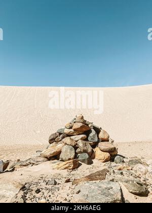 Un cliché vertical d'une pile de pierres et de dunes de Saujil sous le ciel clair à Catamarca, en Argentine Banque D'Images