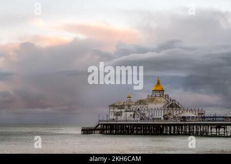 EASTBOURNE, ANGLETERRE - 26th NOVEMBRE 2021 : vue sur la jetée un après-midi nuageux en automne, Sussex, Angleterre Banque D'Images