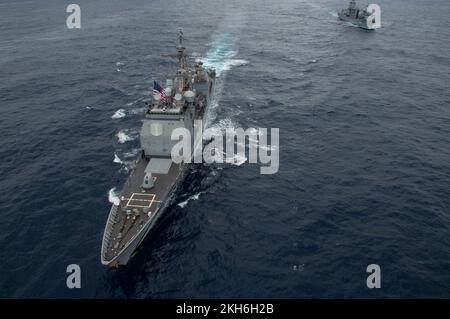 USS Ronald Reagan, en mer. 20 novembre 2022. États-Unis Le croiseur de missiles guidés de classe Ticonderoga de la Marine, USS Chancellorsville, vole en formation avec le navire de ravitaillement de la Marine royale australienne, HMAS stastwart, lors d'opérations trilatérales, 20 novembre 2022 dans la mer des Philippines. Crédit : MCS Heather McGee/US Navy photo/Alay Live News Banque D'Images