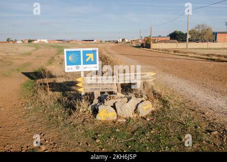 Jonction avec l'ancienne route romaine Calzada Romana ou plutôt via Trajana, la voie historique de St. James de Sahagún. Banque D'Images