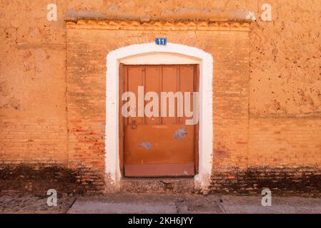 Entrée d'une maison de style adobe typique avec des briques en argile, qui est typique pour les maisons plus anciennes sur la plaine Spanisch Meseta. Banque D'Images