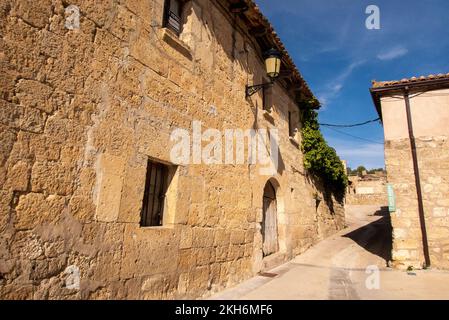 Une ruelle raide dans le village historique de Hontanas sur le chemin de Saint-Jacques. Un certain nombre de villages de la région sont situés dans les vallées burriées de la haute plaine de Meseta. Banque D'Images