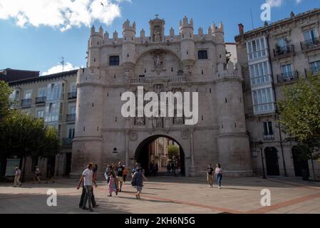 La porte d'entrée de la ville richement décorée Arco de Santa Maria est l'un des sites les plus connus de la ville de Burgos. Banque D'Images