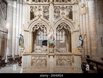 Le minster de San Juan de Ortega contient le tombeau du Saint San Juan. Comme Saint-Domingue, il a soutenu le pèlerinage sur le chemin de Saint-Domingue James au Moyen-âge en construisant de nouvelles routes et de nouveaux ponts. Banque D'Images