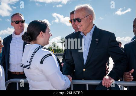Honolulu, États-Unis. 16 novembre 2022. ÉTATS-UNIS Le président Joe Biden salue les membres du service lors d'une escale sur son chemin de retour à la réunion du sommet de G20 en Indonésie, à la base conjointe Pearl Harbor-Hickam, à 16 novembre 2022, à Honolulu, à Hawaï. Crédit : MC1 Anthony J. Rivera/États-Unis Navy photo/Alamy Live News Banque D'Images
