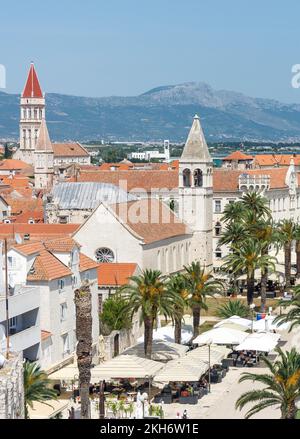 Vue sur la vieille ville et la promenade depuis le château de Kamerlengo (Kastel Kamerlengo), Trogir, comté de Split-Dalmatie, Croatie Banque D'Images