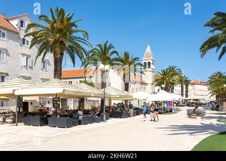 Cafe Concordia sur Trogir Promenade, Vieille ville, Trogir, Comté de Split-Dalmatie, Croatie Banque D'Images