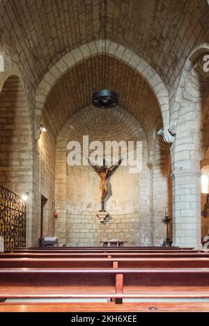 Le crucifix médiéval dans l'ancienne église Templière Iglesia del Crucifijo dans la ville de Puente la Reina avec sa forme en y particulière a été donné par les pèlerins allemands à l'époque médiévale. Banque D'Images