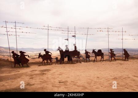 Ombres du passé: Les pèlerins-mémoriaux faits de tôle de fer au col de l'Alto del Perdòn à l'extérieur de Pampelune. Banque D'Images