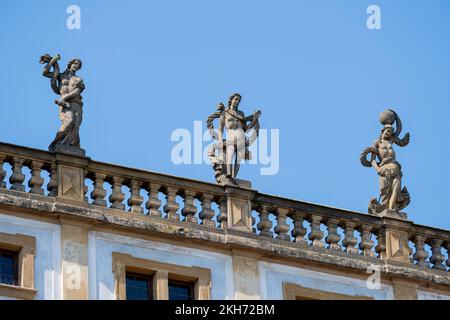 Prague, République tchèque - 4 septembre 2022 : statues au sommet du ministère des Affaires étrangères Banque D'Images