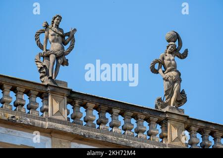 Prague, République tchèque - 4 septembre 2022 : statues au sommet du ministère des Affaires étrangères Banque D'Images