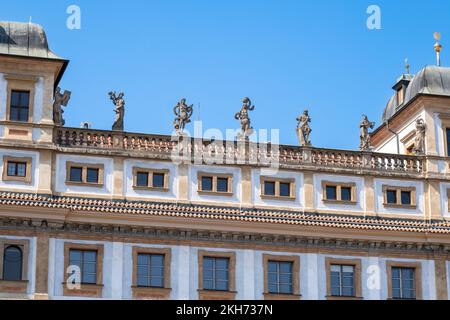 Prague, République tchèque - 4 septembre 2022 : statues au sommet du ministère des Affaires étrangères Banque D'Images