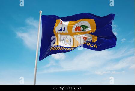 Drapeau officiel de Huntington Beach, Californie Etats d'Amérique déliés sur fond ciel nuageux au coucher du soleil, vue panoramique. Voyages aux Etats-Unis et patriote conc Banque D'Images