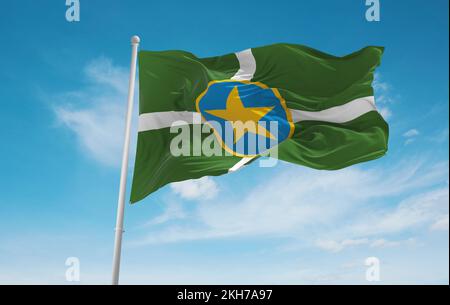 Drapeau officiel de Jackson, Mississippi États d'Amérique déliés à ciel nuageux sur fond de coucher de soleil, vue panoramique. USA Voyage et patriote concept. cop Banque D'Images