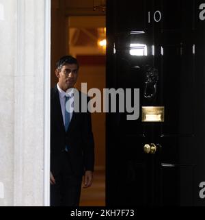 Londres, Angleterre, Royaume-Uni. 23rd novembre 2022. Le Premier ministre du Royaume-Uni, RISHI SUNAK, souhaite la bienvenue au Président de l'Afrique du Sud, Cyril Ramaphosa, au 10 Downing Street. (Image de crédit : © Tayfun Salci/ZUMA Press Wire) Banque D'Images