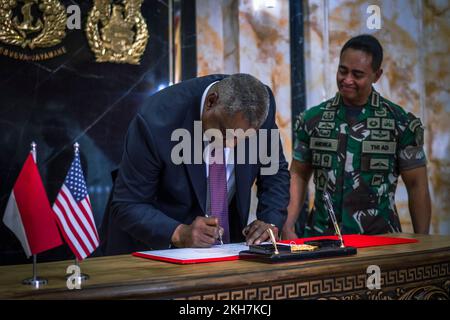 Jakarta, Indonésie. 21 novembre 2022. ÉTATS-UNIS Le secrétaire à la Défense, Lloyd J. Austin III, à gauche, signe un accord sur la modernisation de la force avec le général indonésien Andika Perkasa, commandant des Forces armées nationales au quartier général de l'armée indonésienne, à 21 novembre 2022, à Jakarta, en Indonésie. Credit: Chad J. McNeeley/DOD/Alay Live News Banque D'Images