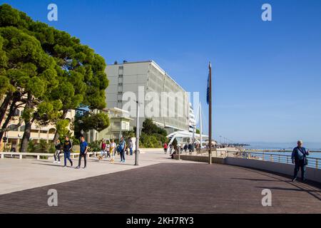 Grado, Italie : le Nazario Sauro Walk, architecture moderne et mer, vue sur la rue Banque D'Images