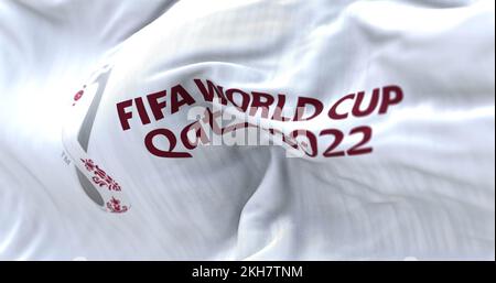 Doha, QA, octobre 2022 : détail du drapeau blanc de la coupe du monde Qatar 2022 de la FIFA qui agite dans le vent. La coupe du monde aura lieu au Qatar du 20 au 20 novembre Banque D'Images