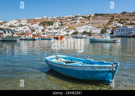 Bateau à rames bleu dans le vieux port, ville de Mykonos, île de Mykonos, Grèce. Banque D'Images