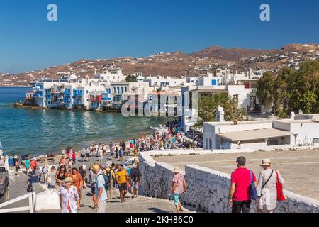 Touristes sur la promenade menant aux maisons de bord de mer dans le quartier de Little Venice de la ville de Mykonos, île de Mykonos, Grèce. Banque D'Images