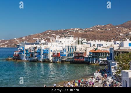 Touristes sur la promenade menant aux maisons de bord de mer dans le quartier de Little Venice de la ville de Mykonos, île de Mykonos, Grèce. Banque D'Images