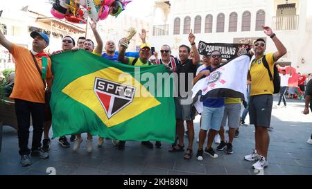 Doha, Qatar. 23rd novembre 2022. Les fans de différents pays qui n'ont pas réussi à acheter des billets pour entrer dans les stades, se rendent sur la place Souq Waqif pour assister aux matchs de la coupe du monde de la FIFA dans différents bars et restaurants pour soutenir leur équipe de football préférée. Sur 23 novembre 2022 à Doha, Qatar. (Credit image: © Sidhik Keerantakath/eyepix via ZUMA Press Wire) Banque D'Images